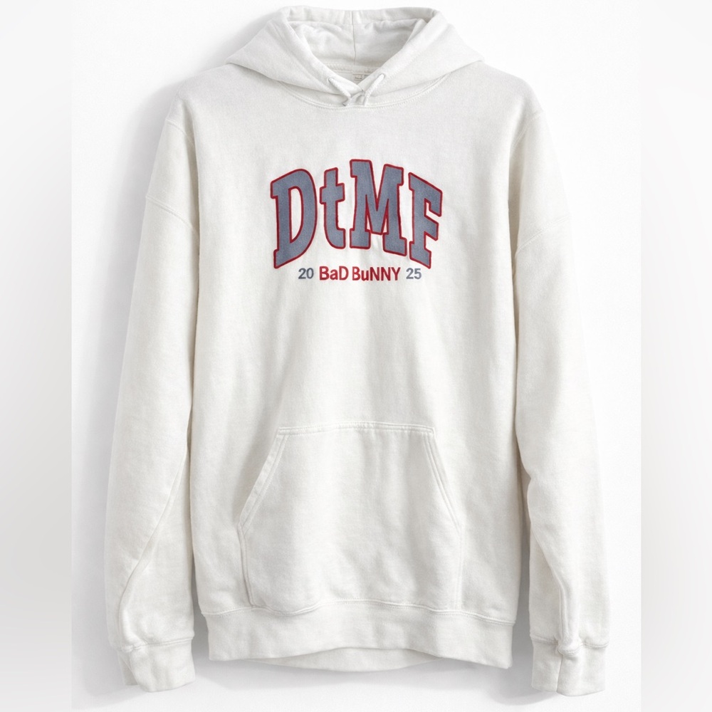 BAD BUNNY DTMF EMBROIDERED HOODIE
Bad Bunny Debi Tirar Mas Fotos merch